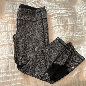LULULEMON SIZE 4 CROPPED PATTERNED LEGGINGS